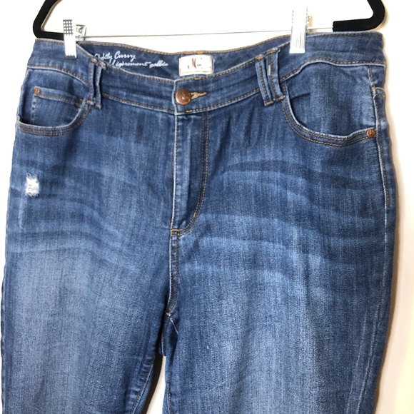 D/C Cropped plus sized women’s jean frayed hem 16 - Picture 2 of 9